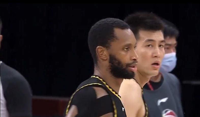 它们用后肢向后爬上树干，直到完全倒立，以便在更高处留下自己的气味